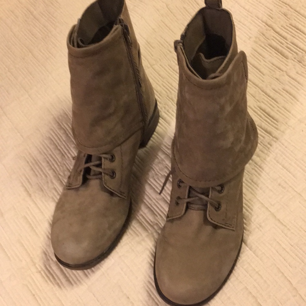 JESSICA SIMPSON’S 7.5 “Takira” taupe tan booties!